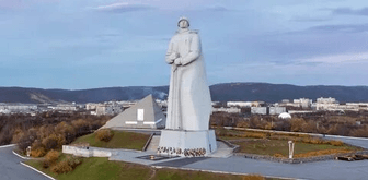 Фото памятника в Мурманске